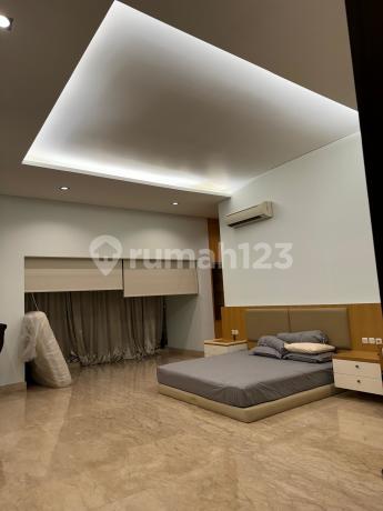 Rumah di Cluster P I K Hadap Selatan,Ada Lift