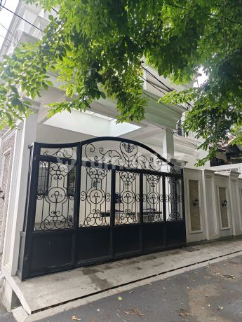 Rumah Cantik American Classic Hoek 3 Lantai