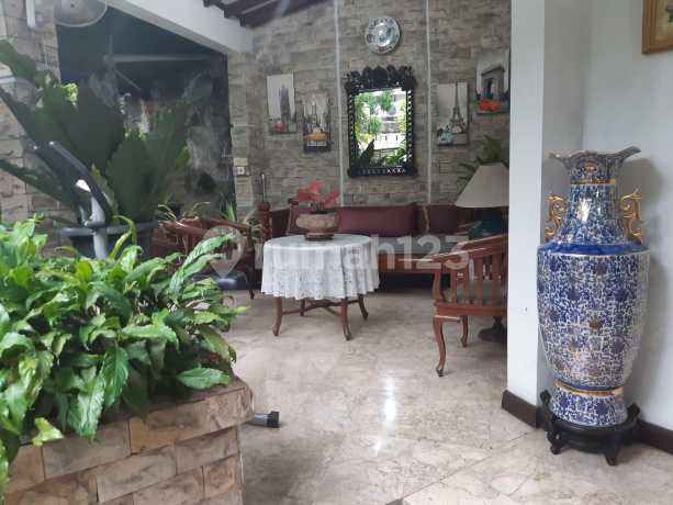 Rumah Menteng Furnish Depan Taman ,Kusen Jati