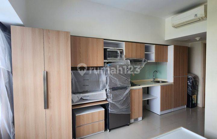 APARTEMEN TIPE STUDIO DI MENARA ELODEA, THE SPRINGLAKE VIEW, FURNISHED BAGUS, VIEW KOLAM RENANG DAN LANTAI RENDAH