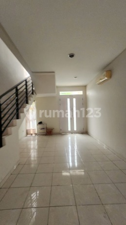 Quick Sale 2-Story House Minimal Renovation Flood-Free SHM in Front of Small Park at Palm Residence Cluster Near Summarecon Mall Bekasi