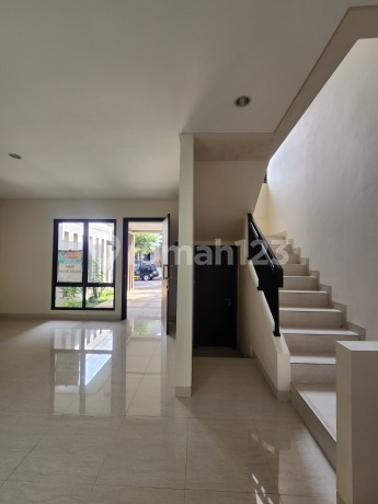 Jual Rumah 2 Lantai Bagian Belakang Ada Taman Dan Tidak Tempel Tetangga Kondisi Bagus Siap Huni Dekat Clubhouse Dan Gerbang Cluster Hickory Di Podomoro Gold View