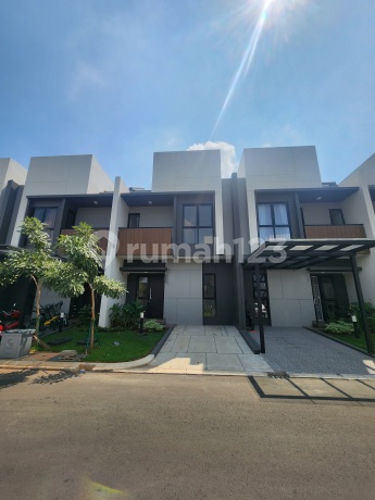 Jual Murah Rumah 2 Lantai dan 2 Kamar Tidur Kondisi Siap Huni Bebas Banjir Unfurnished Dekat Clubhouse Regia Residence di Summarecon Crown Gading