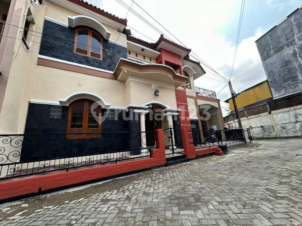 Rumah Modern Klasik Dalam Perumahan Pinggir Jalan Utama Kaliurang Rumah Modern Klasik Dalam Perumahan Pinggir Jalan Utama Kaliurang