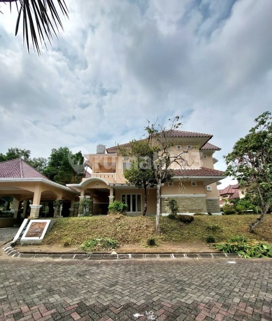 4-Bedroom House in the Merapi View Housing Complex, Kaliurang Road 4-Bedroom House in the Merapi View Housing Complex, Kaliurang Road