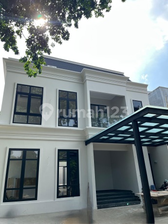 Classic Luxury 3-Story House In Alam Sutera Classic Luxury 3-Story House In Alam Sutera