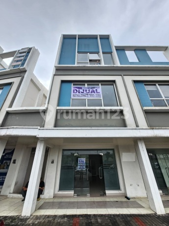 Maxwell 3-Storey Shophouse Facing the Road in Gading Serpong Surrounded by Dense Residential Area Maxwell 3-Storey Shophouse Facing the Road in Gading Serpong Surrounded by Dense Residential Area