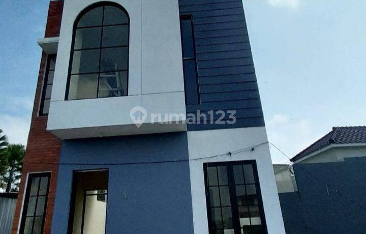 Rumah modern strategis 2 lantai dekat Kanjuruhan dan Soepraoen