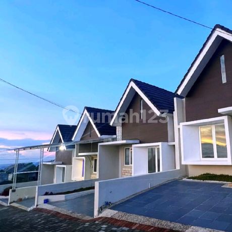 Rumah Villa Scandinavian Malang Batu Dengan Pemandangan Gunung