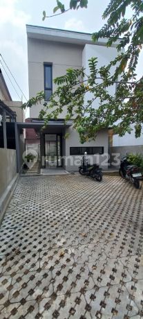 Rumah Desain Minimalis 2 Lantai SHM di Pancoran Mas Depok