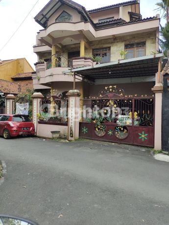 RUMAH ISTIMEWA 3 LANTAI DI PERUM CANDI ASRI UNGARAN. SIAP PAKAI, LOKASI STRATEGIS. BISA DIBELI DENGAN ATAU TANPA FURNITURE RUMAH ISTIMEWA 3 LANTAI DI PERUM CANDI ASRI UNGARAN. SIAP PAKAI, LOKASI STRATEGIS. BISA DIBELI DENGAN ATAU TANPA FURNITURE