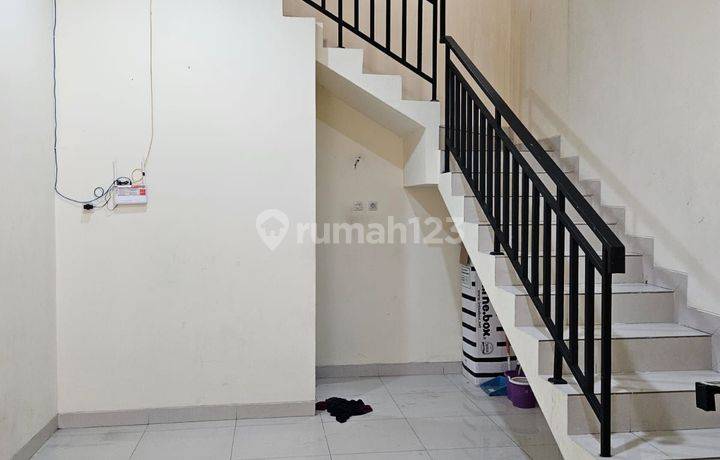 Di jual Rumah dalan gang di Mangga besar SHM 2 lantai 3 bedroom jual murah BU layak huni Bagus