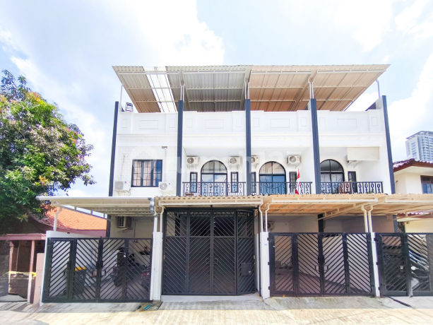 3-Story House Facing South, 5 Minutes to Taman Anggrek Mall, Assisted with KPR J-44711 3-Story House Facing South, 5 Minutes to Taman Anggrek Mall, Assisted with KPR J-44711