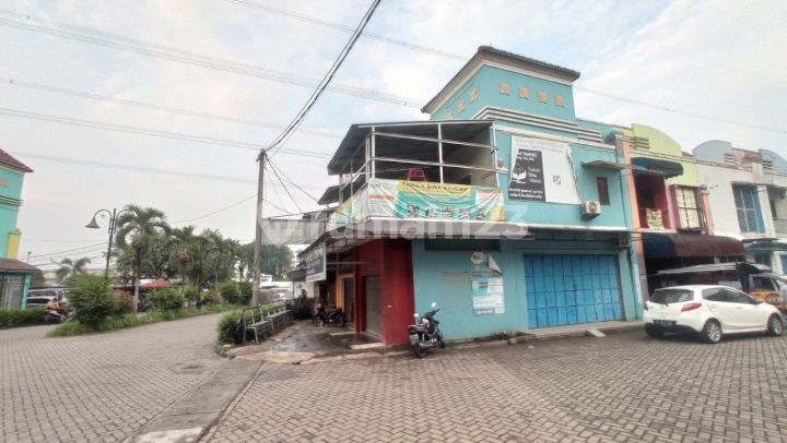 THREE-STOREY SHOPHOUSE IN GRIYA BUKIT JAYA, CORNER POSITION.