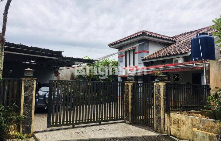 Rumah 1 lantai setengah dijual di perumahan pondok surya