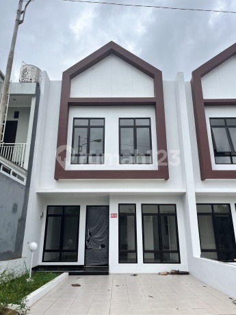 Rumah Cantik 2 Lantai Dengan Kelebihan Tanah Luas Modern Estate