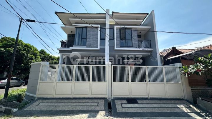 Di jual rumah minimalis 2 lantai medokan asri utara