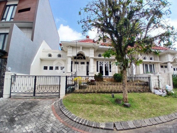 Luxury House in Exclusive Istana Dieng Malang Housing Complex Luxury House in Exclusive Istana Dieng Malang Housing Complex