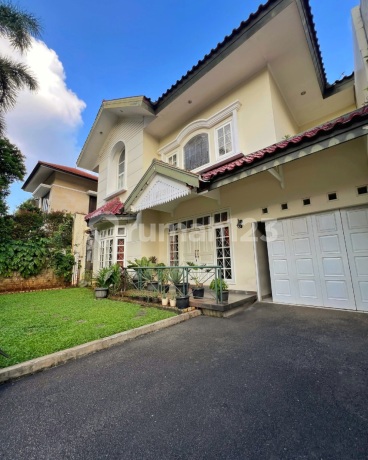 For Sale Dijual Rumah Terawat Desain Klasik di Area Kebayoran Baru For Sale Dijual Rumah Terawat Desain Klasik di Area Kebayoran Baru