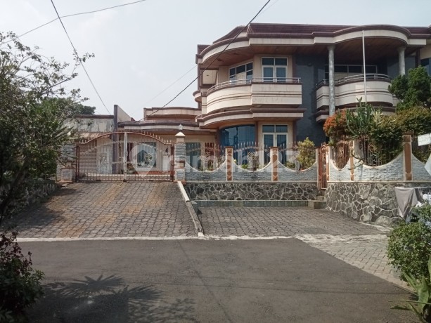 Luxurious 2-Story House with Swimming Pool in Kunciran Mas Permai Luxurious 2-Story House with Swimming Pool in Kunciran Mas Permai