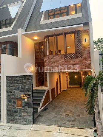 Rumah Modern Natural Tropis dekat Al Azhar dan LRT 