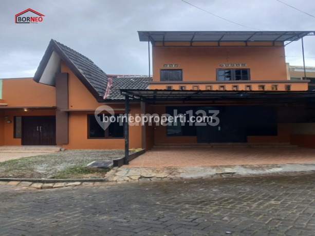 Rumah Bagus dengan 2 Lantai di Perumahan Wika