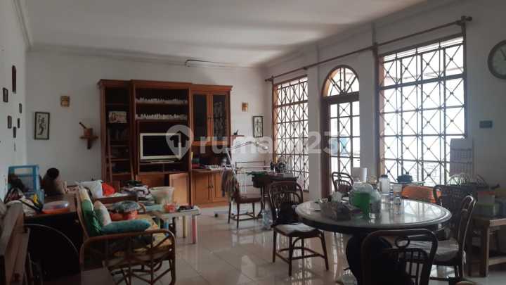 Rumah 2 Lantai Semi Furnished di Perumahan Istana Regency 2