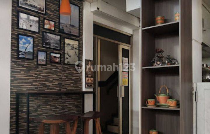 Hotel 4 Lantai Dengan Fasilitas Caffe di Menteng