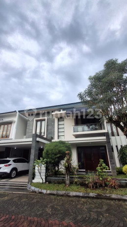 Dijual Rumah Mewah 2 Lantai di Perumahan Elit Bale Hinggil, Luas & Strategis, Sinduharjo, Ngaglik, Sleman