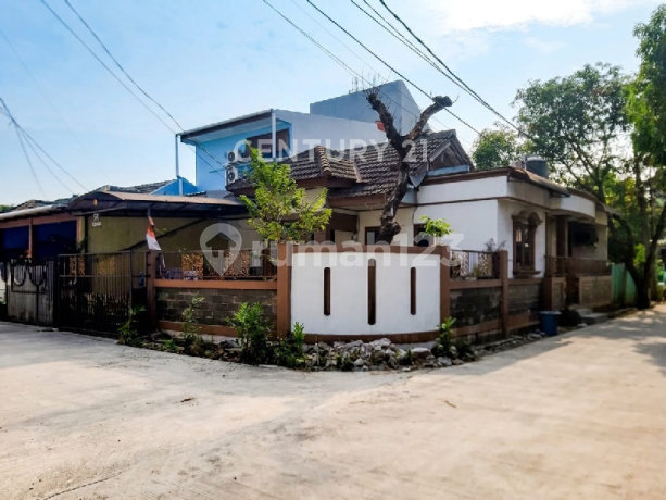 Rumah Hook dengan Area Terbuka Graha Teluk Jakarta
