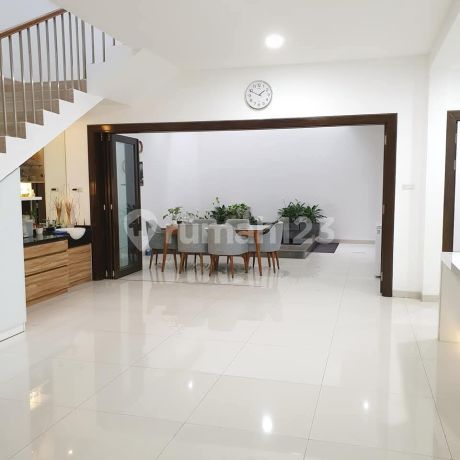 Sell a 2-story ready-to-occupy house in Kembar Mas Complex, Bandung City.