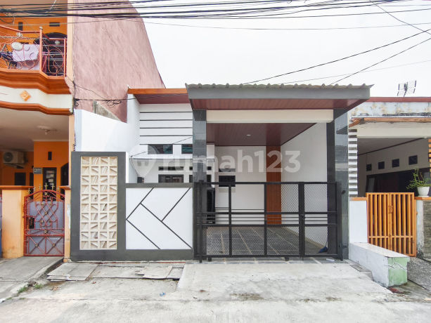 1-Story House Eligible for KPR Near Mall and Healthcare Facilities in Bekasi Flood-Free J36343 1-Story House Eligible for KPR Near Mall and Healthcare Facilities in Bekasi Flood-Free J36343