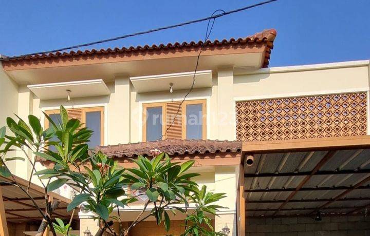 RUMAH HOMEY DAN ASRI 2 LANTAI DI PERUMAHAN TAMAN KENARI CIBUBUR