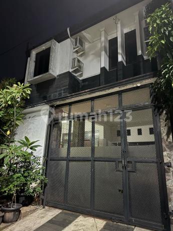 Rumah 3 Lantai dengan Rooftop Dekat Stasiun Depok