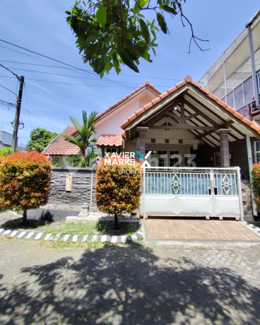 Rumah Posisi Hook - Hadap Taman di Perumahan Griyashanta - Malang