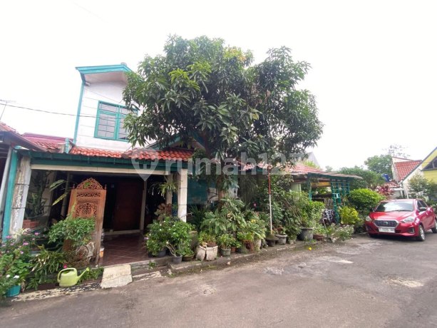 House in Permata Arcamanik Complex Near West Java Sports