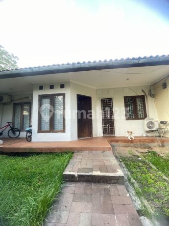 Hunian Dengan Halaman Luas Dekat Supermarket Dan Sekolahan