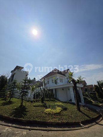 Rumah Hook Nuansa Villa dengan Private Pool SHM Dekat ke Pintu Tol di Cluster England Park Sentul City Bogor