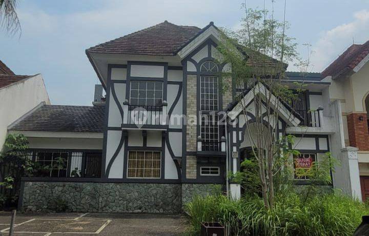 Rumah Dengan Gaya Classic 2 Lantai Dekat Ke Pintu Tol, Shm, Di Cluster England Park Sentul City Bogor