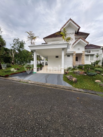 Rumah Hook Nuansa Villa dengan Private Pool SHM Dekat ke Pintu Tol di Cluster England Park Sentul City Bogor