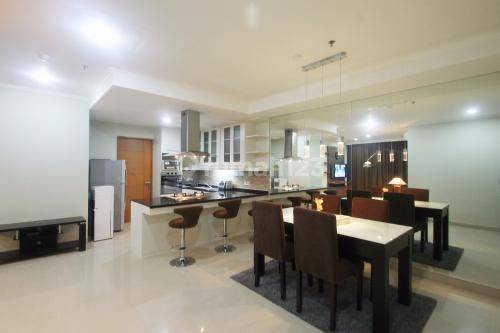 Luas Dengan View Golf Pondok Indah di Hampton Park Apartment