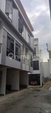 Di Jual Rumah 3 Lantai Strategis Dekat Mall Casabalnca Jakarta Selatan