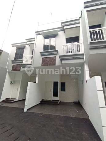 Rumah di Jual 2 Lantai Strategis Dekat Tol Jatinegra Jakarta Timur Rumah di Jual 2 Lantai Strategis Dekat Tol Jatinegra Jakarta Timur
