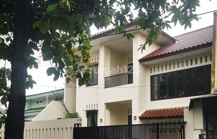 Rumah Bagus Dengan Perpustakaan di Komplek Ikip Duren Sawit