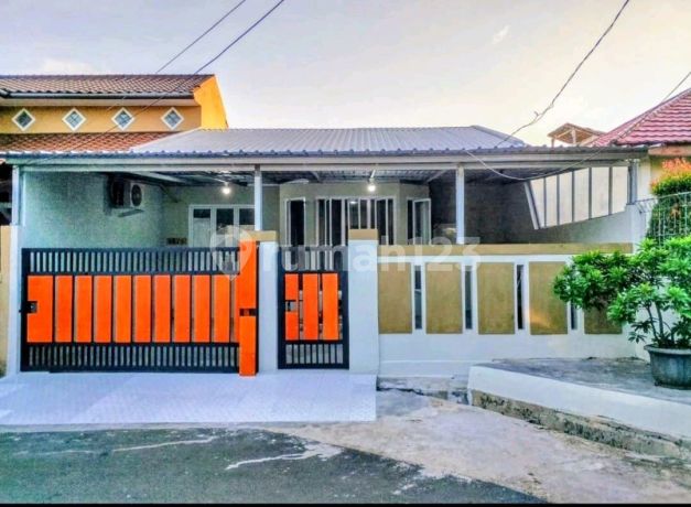 1-Story Hook House in Pamulang Village