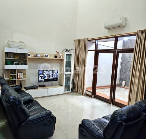 Dijual Rumah Bagus Cantik Terawat Siap Huni 2 Lantai Material Bahan Kualitas Baik bisa Nego di Taman Holis Indah