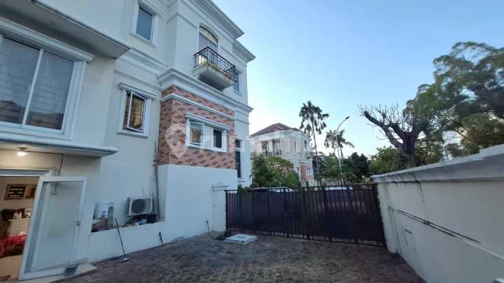 Rumah Minimalis Modern 3 Lantai di Kelapa Gading Rumah Minimalis Modern 3 Lantai di Kelapa Gading
