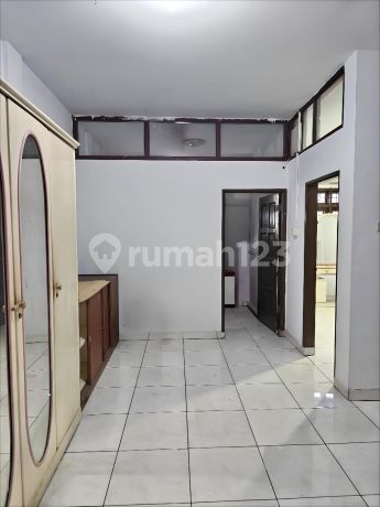 Disewakan Rumah Komplek Jemadi Permai-2,5 Tingkat.Semi Furnished 