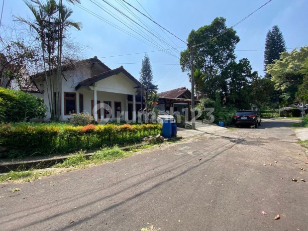Rumah halaman luas di Sukajadi Bandung, dekat Tol Pasteur. Rumah halaman luas di Sukajadi Bandung, dekat Tol Pasteur.