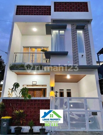 Rumah 3 Lantai Nyaman Terawat di The Green Hill Residence